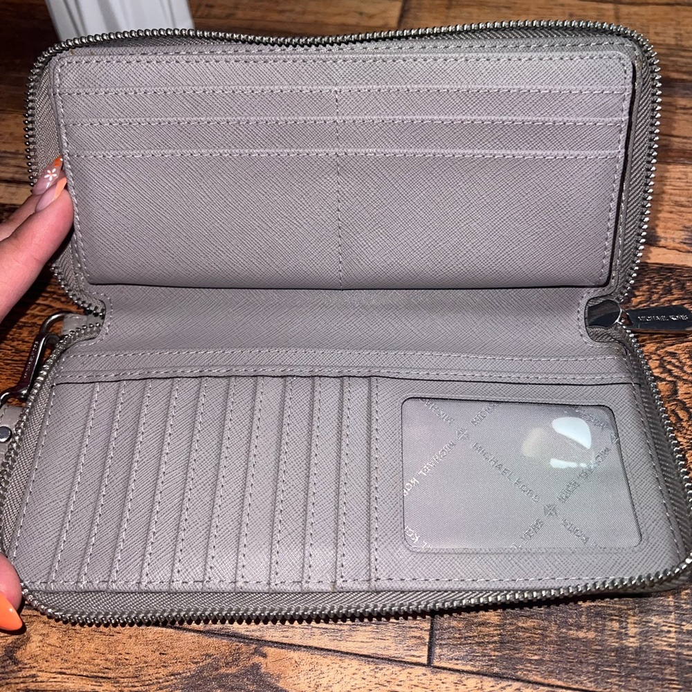 Michael Kors Gray Leather Wallet GUC - Picture 7 of 8